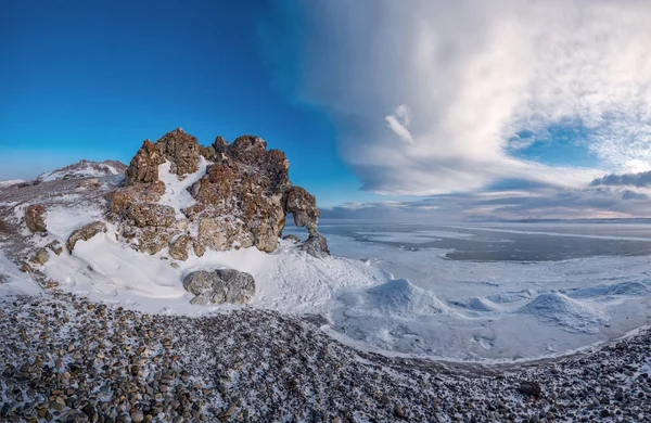 Arc dans la roche sur la rive du lac Baïkal — Photo