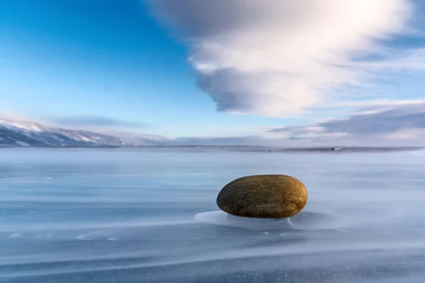 Steen op het ijs van het Baikalmeer — Stockfoto