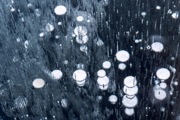 Bulles de méthane gelées dans la glace du lac Baïkal — Photo