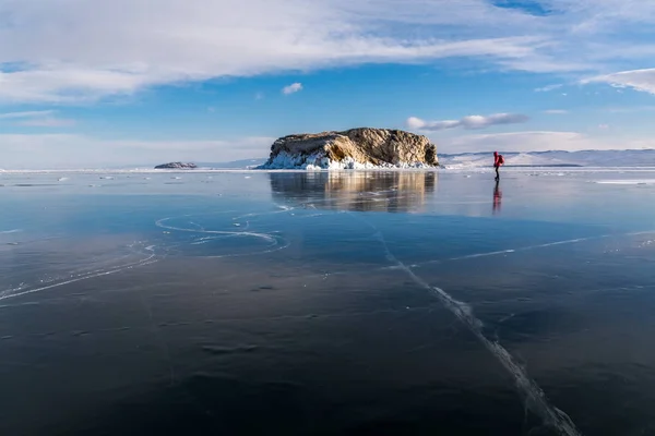 Τουρίστας στο παγοδρόμιο στο παρασκήνιο του νησιού στη λίμνη Βαϊκάλη — Φωτογραφία Αρχείου