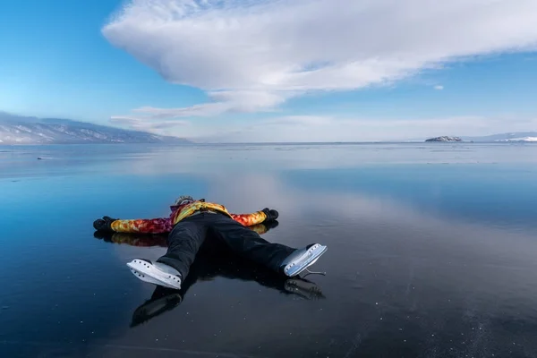 호수 바이칼의 얼음 소녀 관광 거짓말 — 스톡 사진