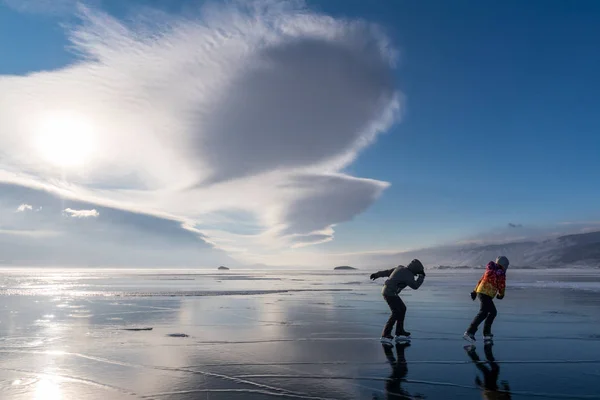 Turistas en patines van a encontrarse con el viento en el lago Baikal —  Fotos de Stock