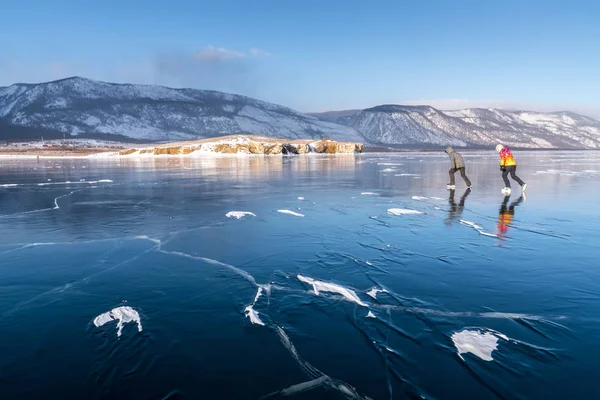 Paten turistlere Deniz Baykal rüzgarla karşılamak gitmek — Stok fotoğraf