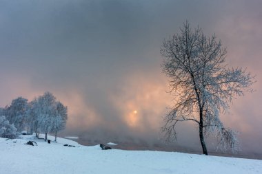 Kış akşamı Angara Nehri