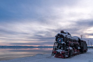 Bir buharlı lokomotif Baykal bağlantı noktası köyünde kar ile kaplı