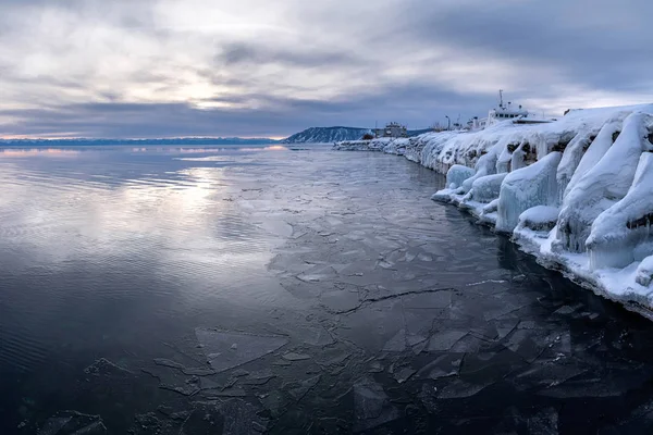 Buz kaplı pier Baykal liman Köyü — Stok fotoğraf