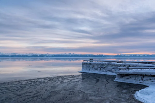 Muelle cubierto de hielo en el pueblo portuario de Baikal —  Fotos de Stock