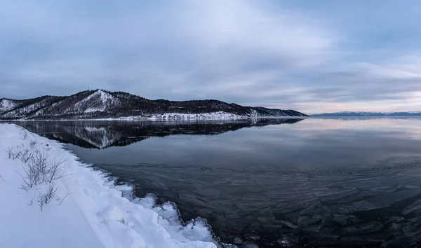 Utsikt över byn Listvyanka på den sjön Baikal — Stockfoto