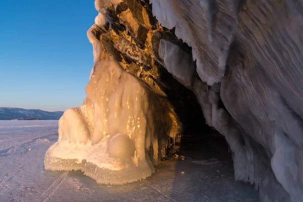 Sten grotta på ön Ogoy i Bajkal sjön — Stockfoto