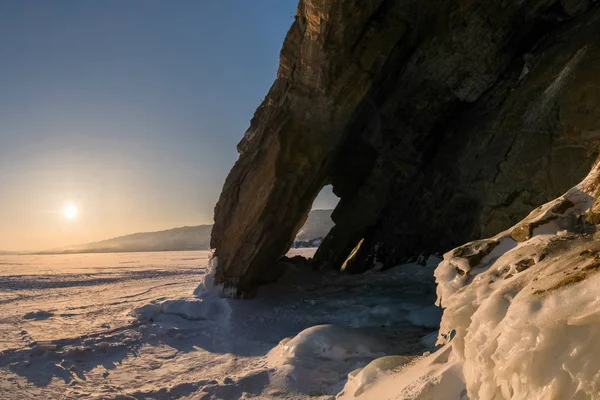 Cape Uyuga Baykal Gölü kıyısında taş kemer — Stok fotoğraf