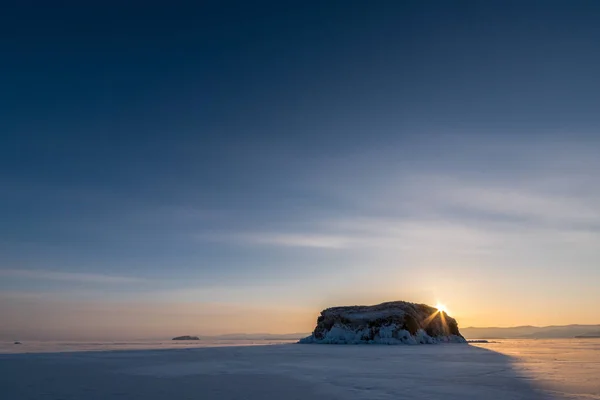 Vista de la isla de Borga-Dagan en el lago Baikal —  Fotos de Stock