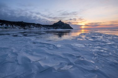 Kış gündoğumu Sandy Bay Baykal Gölü üzerinde
