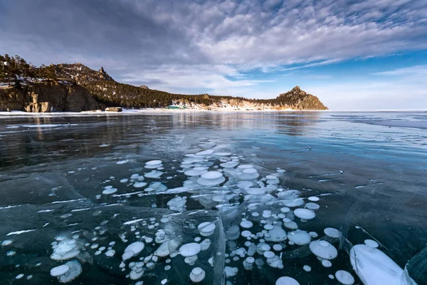 Methanblasen im Eis des Baikalsees in sandiger Bucht — Stockfoto