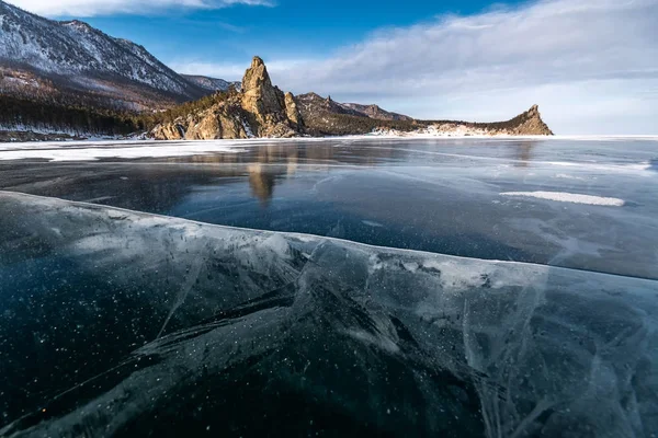 Mooie spleet op het ijs van het Baikalmeer — Stockfoto