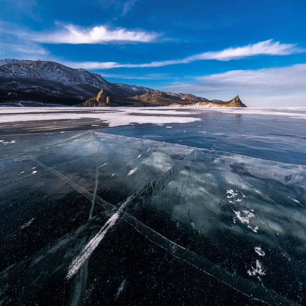 Blick auf die sandige Bucht mit Baikalsee-Eis — Stockfoto