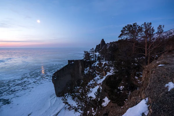 Luna sobre el lago Baikal —  Fotos de Stock