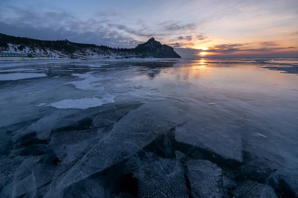 Nascer do sol de inverno em Sandy Bay no Lago Baikal — Fotografia de Stock