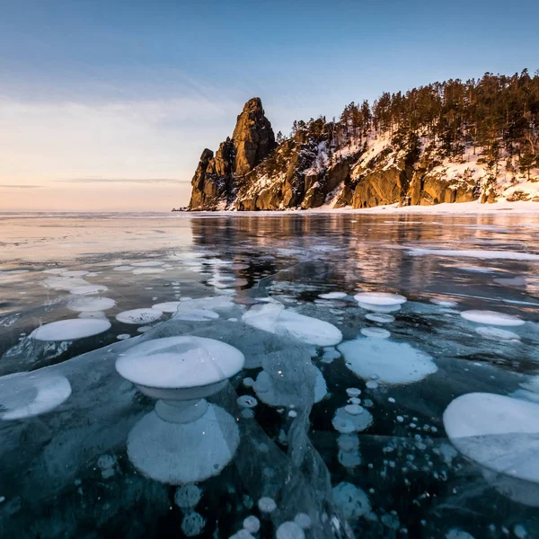 Bolle di metano nel ghiaccio di Baikal — Foto Stock