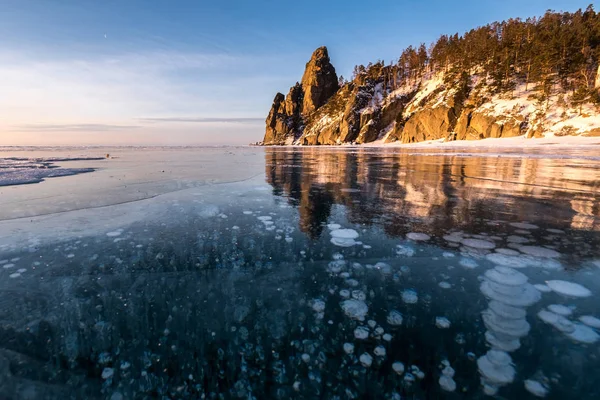 El pequeño campanario en la bahía de Sandy, lago Baikal —  Fotos de Stock