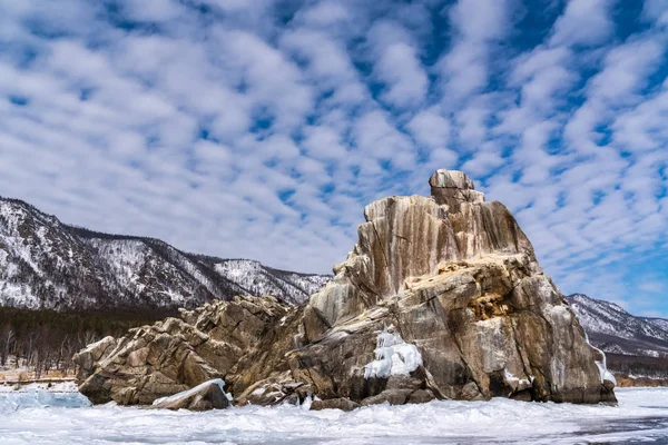 Ilha de Cormorants no inverno, lago Baikal — Fotografia de Stock
