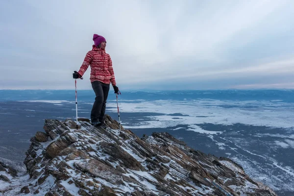 Het meisje staat op de top van de berg — Stockfoto