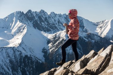 Bir kız bir dağın tepesinde duruyor