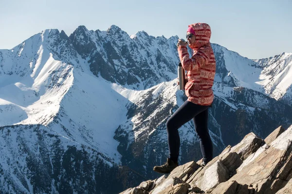 En flicka dricka te ovanpå ett berg — Stockfoto