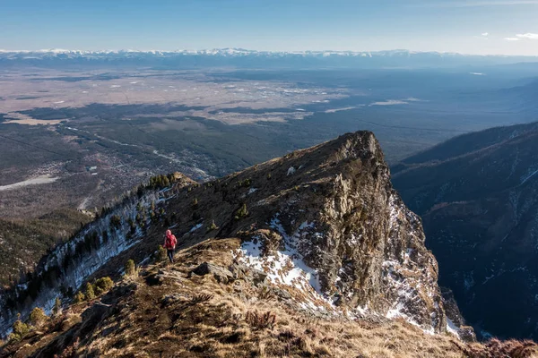 Tourist descends from the mountain — Stock Photo, Image