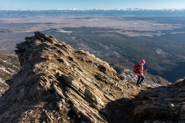 Turisten stiger ned från berget — Stockfoto