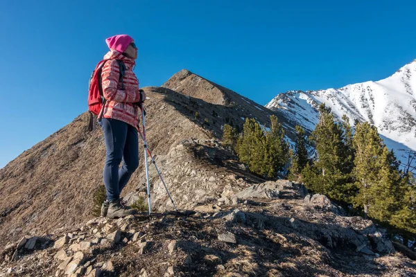 Flickan står på bakgrunden av berget — Stockfoto