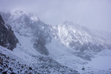 Doğu Sayans dağlarda sis