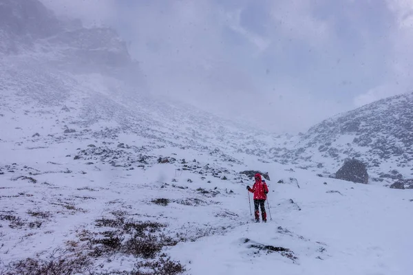 Turisten går till bergen i snön — Stockfoto