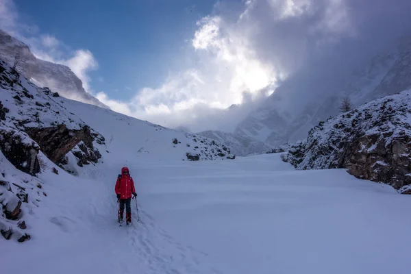 Turist promenader genom glaciären i snön — Stockfoto