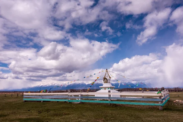 Buddhistischer Schrein im Tunkinsky-Tal — Stockfoto