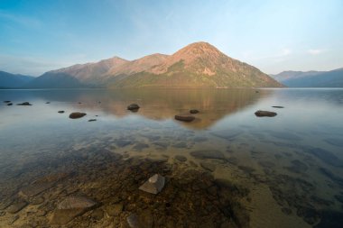 Frolikha gölündeki Ayı Dağı 'nın yansıması.