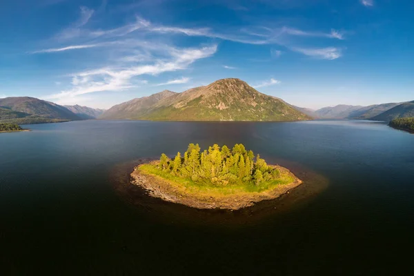 Légi felvétel a szigetre a Frolikha-tó közepén. Észak-Bajkál régió — Stock Fotó