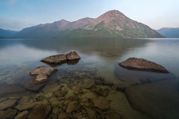 Boa noite no lago Frolikha. Região do Baikal do Norte — Fotografia de Stock