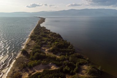 Baykal Gölü 'nün kuzeyinde uzun kum tükürüğü