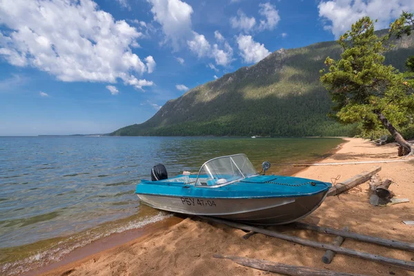 Baykal Gölü. Ayaya Körfezi 'nde bir balıkçı teknesi.
