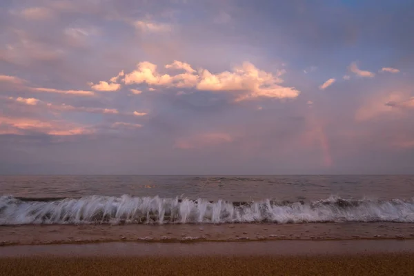 Regenboog in de lucht boven het Baikalmeer — Stockfoto