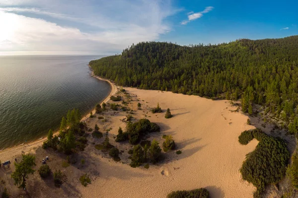 Baykal Gölü kıyısındaki kum tepeleri. Yukarıdan görüntüle