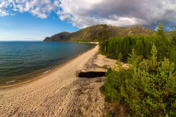 Pemandangan udara pantai berpasir di tepi Danau Baikal — Stok Foto