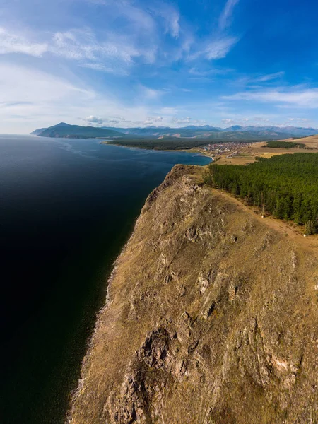 Aerial view of the rocky cliff of Cape Ludar. Northern Baikal — Stock Photo, Image