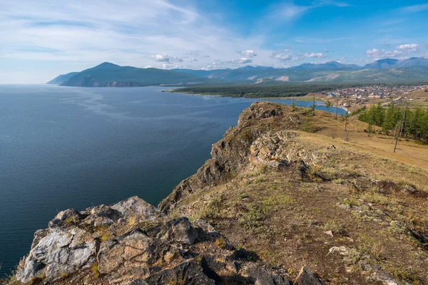 Pemandangan desa Baikalskoe dari gunung di Cape Ludar — Stok Foto