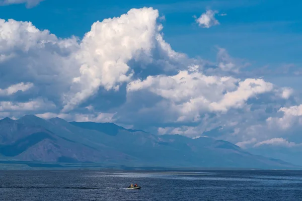 Łódź rybacka pływa po jeziorze Bajkał — Zdjęcie stockowe