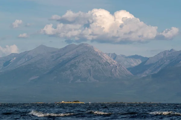Tinggi pegunungan di pantai timur laut Danau Baikal — Stok Foto