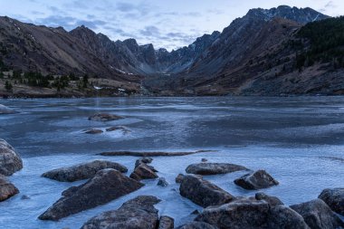 Sayan Dağları 'ndaki Donmuş Dağ Gölü