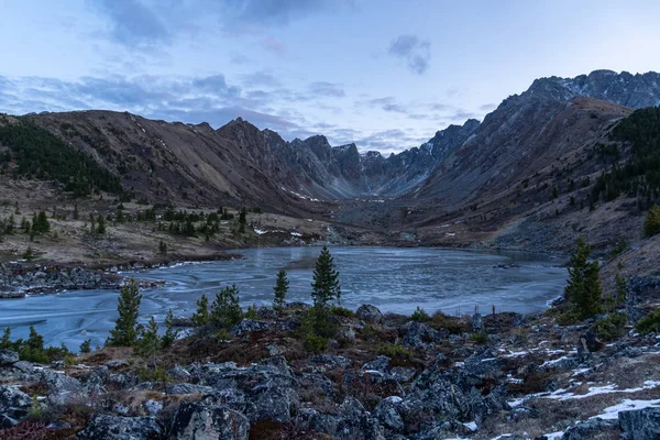 Zugefrorener Bergsee in den sakischen Bergen — Stockfoto