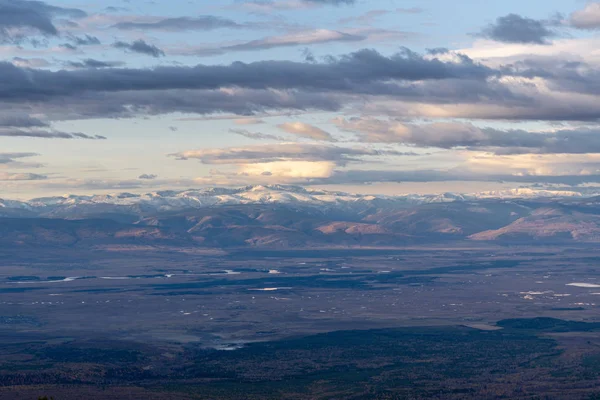 トゥンキンスキー渓谷の夜明け。山の眺め — ストック写真
