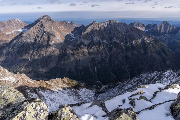 Utsikt från berget till ravinen i östra Sayan bergen — Stockfoto